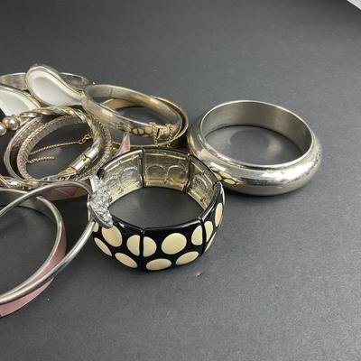 -98- COSTUME JEWELRY | Miscellaneous Assortment Of Bangles