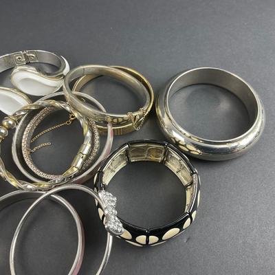 -98- COSTUME JEWELRY | Miscellaneous Assortment Of Bangles