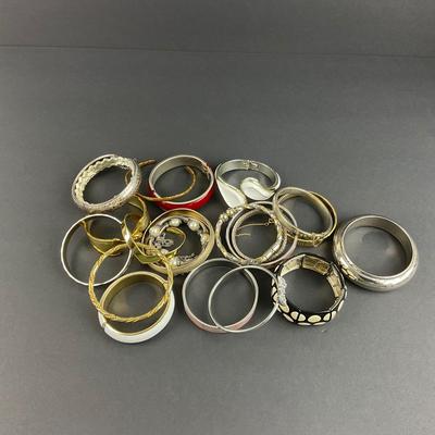 -98- COSTUME JEWELRY | Miscellaneous Assortment Of Bangles