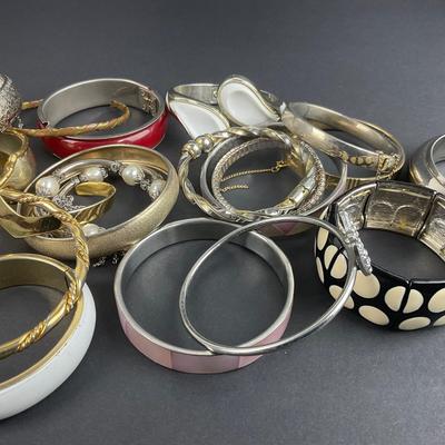 -98- COSTUME JEWELRY | Miscellaneous Assortment Of Bangles