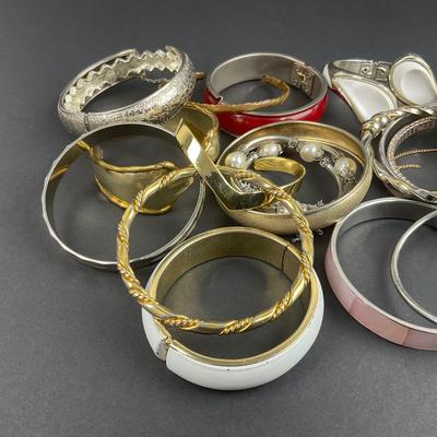 -98- COSTUME JEWELRY | Miscellaneous Assortment Of Bangles