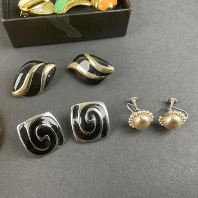 -102- COSTUME JEWELRY | Miscellaneous Assortment Of Clip Earrings