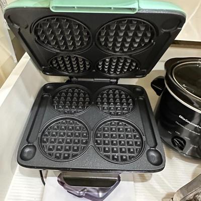 Kitchen lot 16 - Mini Waffle + small appliances