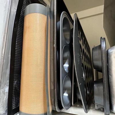 Kitchen lot 19 - Baking pans & cutting boards