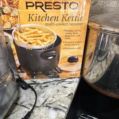 Kitchen lot 21 Revere Ware + Kitchen Kettle + Cuisinart 4 Cup Chop n Bowl