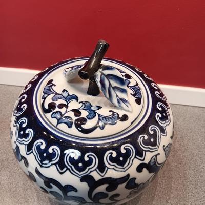 BLUE AND WHITE APPLE COOKIE JAR, GINGER JAR AND A CRUET