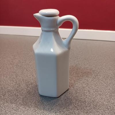 BLUE AND WHITE APPLE COOKIE JAR, GINGER JAR AND A CRUET