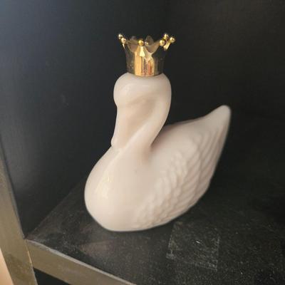 Swan figure