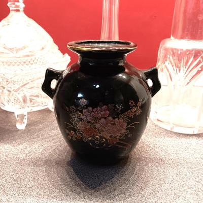 CRYSTAL CANDY DISH W/LID, CRYSTAL AND PORCELAIN VASES
