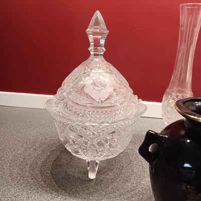CRYSTAL CANDY DISH W/LID, CRYSTAL AND PORCELAIN VASES