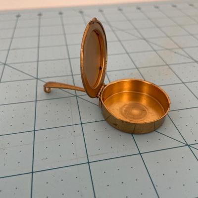 Miniature silent butler crumb catcher