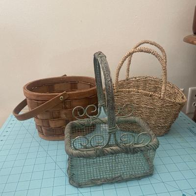 Sale Photo Thumbnail #722: Nice collection of baskets