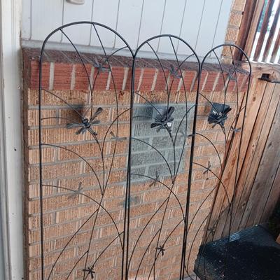 3 METAL TRELLISES, CANVAS PICTURE OF BIRDS AND A STEEL STAKED BIRD