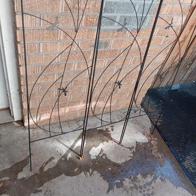 3 METAL TRELLISES, CANVAS PICTURE OF BIRDS AND A STEEL STAKED BIRD