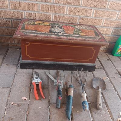 WOODEN BOX WITH PICTURE OF CAT AND GREAT FOR YARD TOOLS