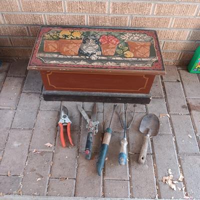 WOODEN BOX WITH PICTURE OF CAT AND GREAT FOR YARD TOOLS