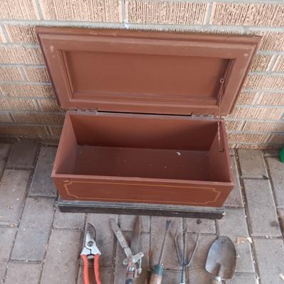 WOODEN BOX WITH PICTURE OF CAT AND GREAT FOR YARD TOOLS