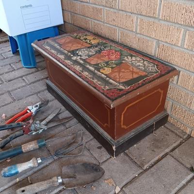 WOODEN BOX WITH PICTURE OF CAT AND GREAT FOR YARD TOOLS