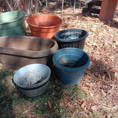 AN ASSORTMENT OF PLASTIC FLOWER POTS