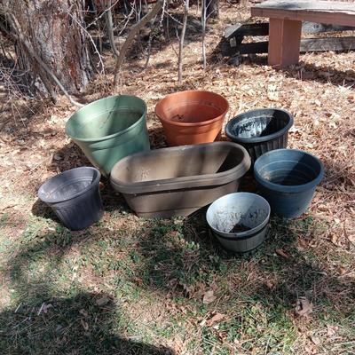 AN ASSORTMENT OF PLASTIC FLOWER POTS