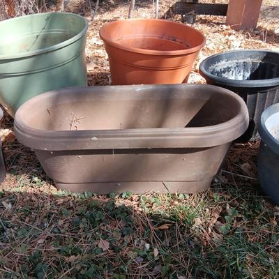 AN ASSORTMENT OF PLASTIC FLOWER POTS
