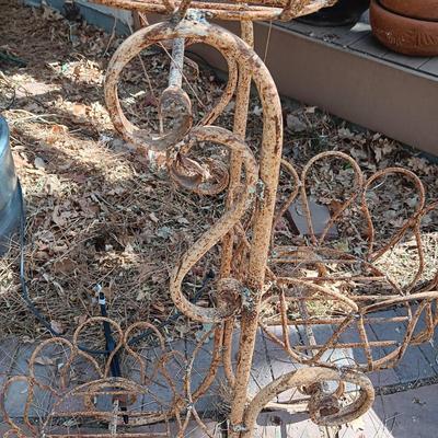 UNIQUE METAL PLANT STAND