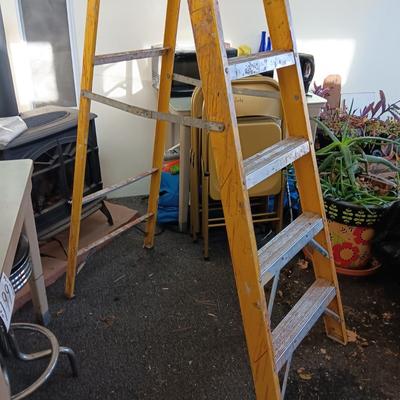 7 FOOT FIBERGLASS LADDER