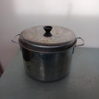 MIRRO-MATIC 22" CANNING PRESSURE COOKER AND A STOCK POT