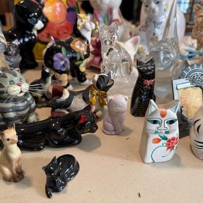 Cats - Lot of 32 Figurine, 3 Frames and 4 Plates