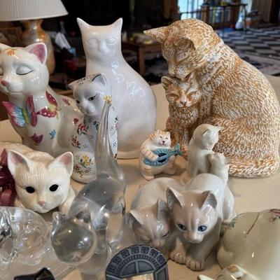 Cats - Lot of 32 Figurine, 3 Frames and 4 Plates