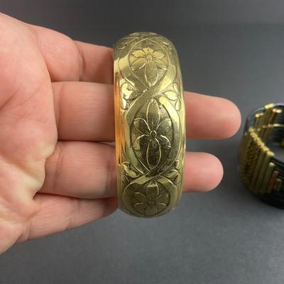 -104- COSTUME JEWELRY | Miscellaneous Metal Bracelets
