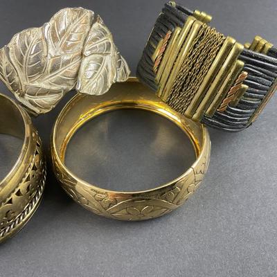 -104- COSTUME JEWELRY | Miscellaneous Metal Bracelets