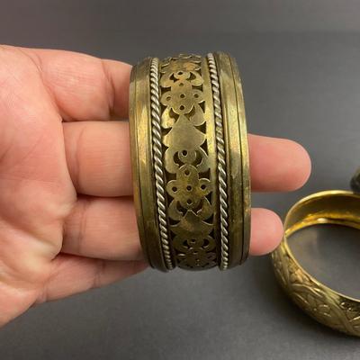 -104- COSTUME JEWELRY | Miscellaneous Metal Bracelets