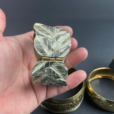 -104- COSTUME JEWELRY | Miscellaneous Metal Bracelets