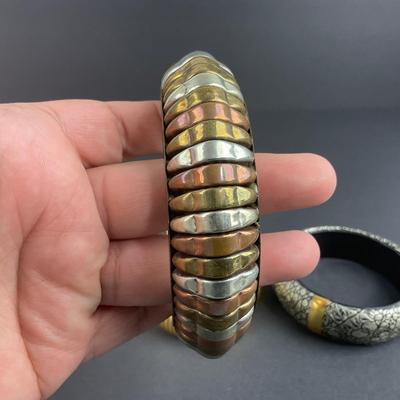 -105- COSTUME JEWELRY | Miscellaneous Metal Bracelets