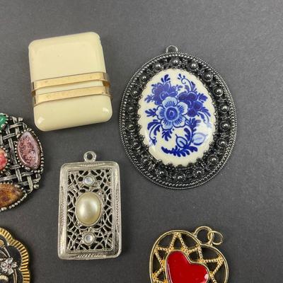 -117- COSTUME JEWELRY | Assortment Of Pendants