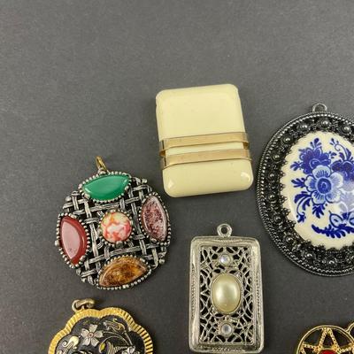 -117- COSTUME JEWELRY | Assortment Of Pendants