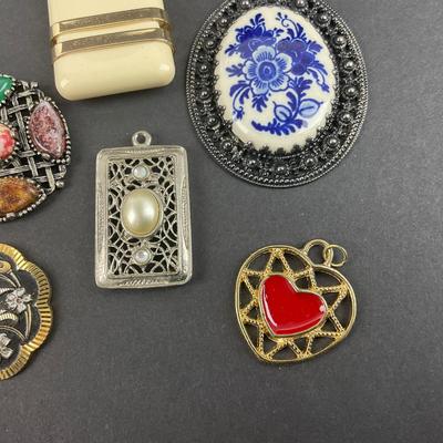 -117- COSTUME JEWELRY | Assortment Of Pendants