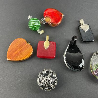 -118- COSTUME JEWELRY | Miscellaneous Assorted Pendants