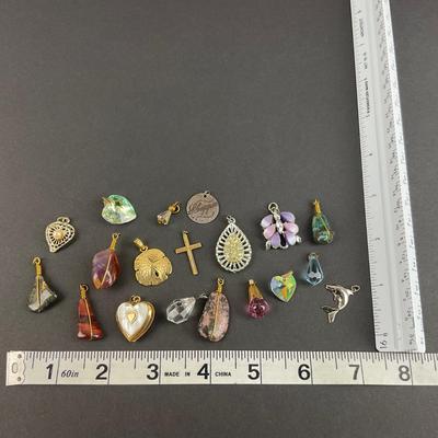 -124- COSTUME JEWELRY | Assortment Of Miscellaneous Pendants/Charms