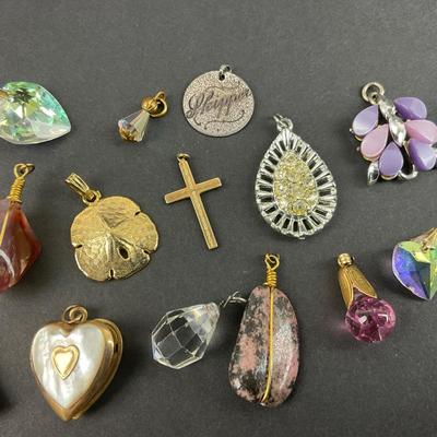 -124- COSTUME JEWELRY | Assortment Of Miscellaneous Pendants/Charms