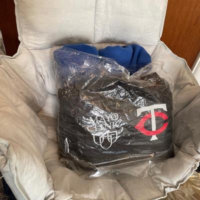 Foldable chair w/2 blankets