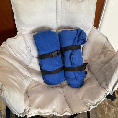 Foldable chair w/2 blankets