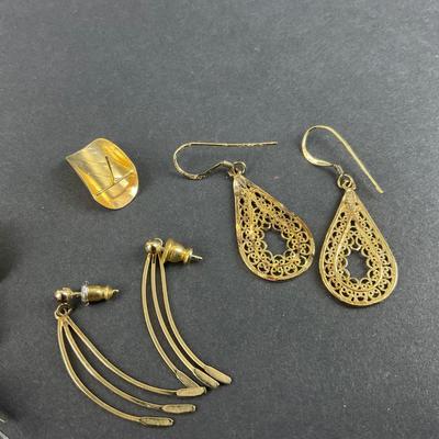 -142- JEWELRY | Assorted Gold Tone Earrings
