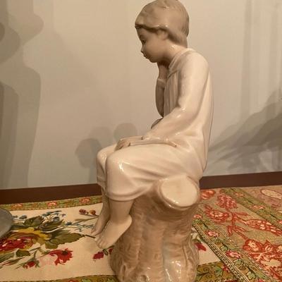 Porcelain Lladro boy sitting on a stump #4876