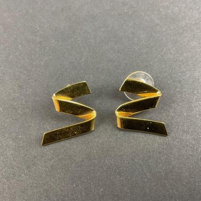 -158- MONET | Gold Tone 1970’s Modernist Ribbon Brooch & Earrings | Marked