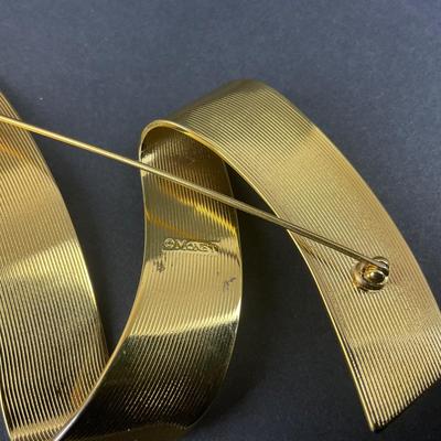 -158- MONET | Gold Tone 1970’s Modernist Ribbon Brooch & Earrings | Marked
