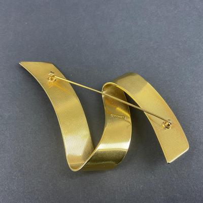 -158- MONET | Gold Tone 1970’s Modernist Ribbon Brooch & Earrings | Marked