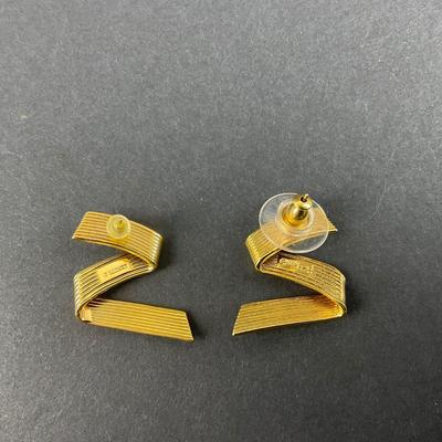 -158- MONET | Gold Tone 1970’s Modernist Ribbon Brooch & Earrings | Marked