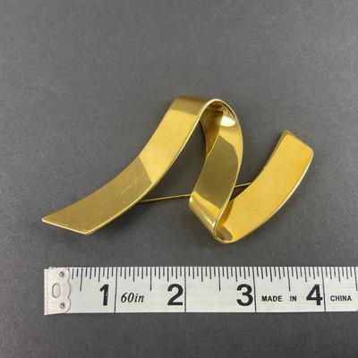 -158- MONET | Gold Tone 1970’s Modernist Ribbon Brooch & Earrings | Marked